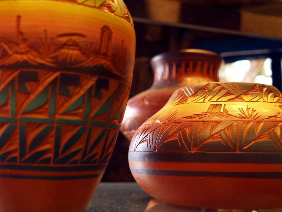 Free Image of Two Vases on Table 