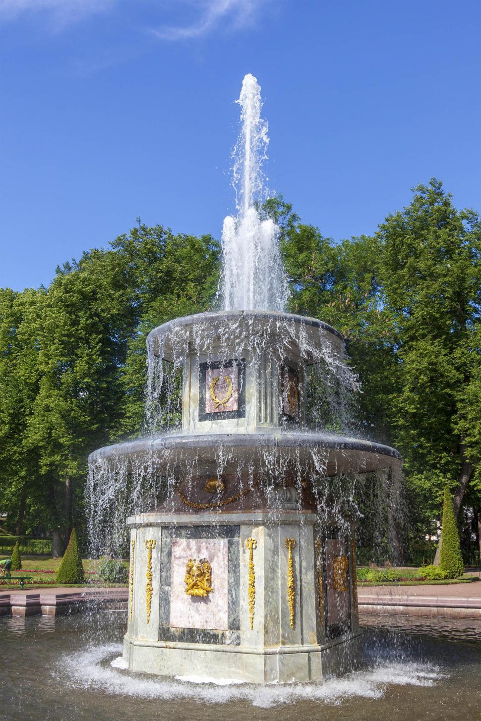 Free Image of Peterhof Palace fountain 
