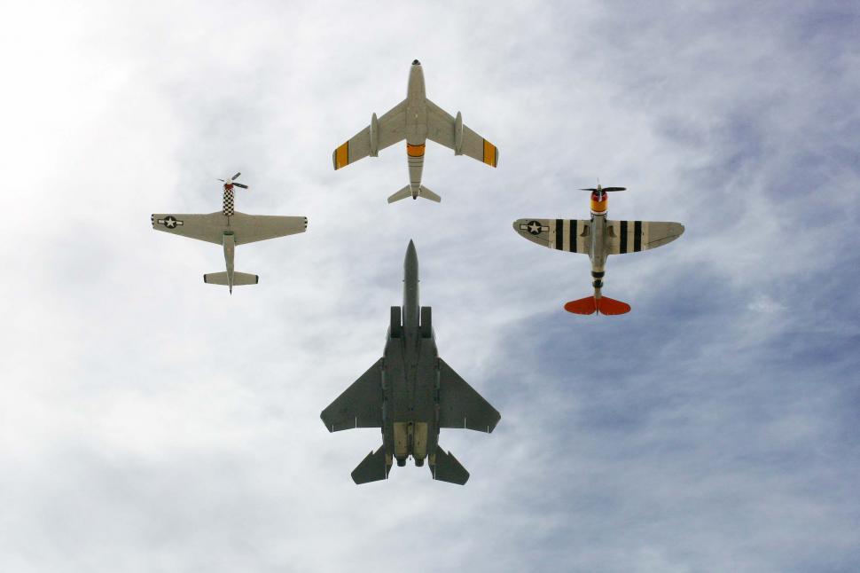 Free Image of Planes flying in formation 