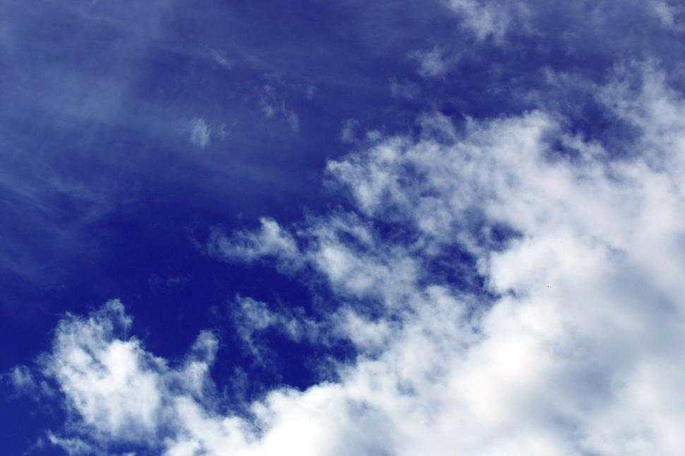 Free Image of Blue skies are partly cloudy 