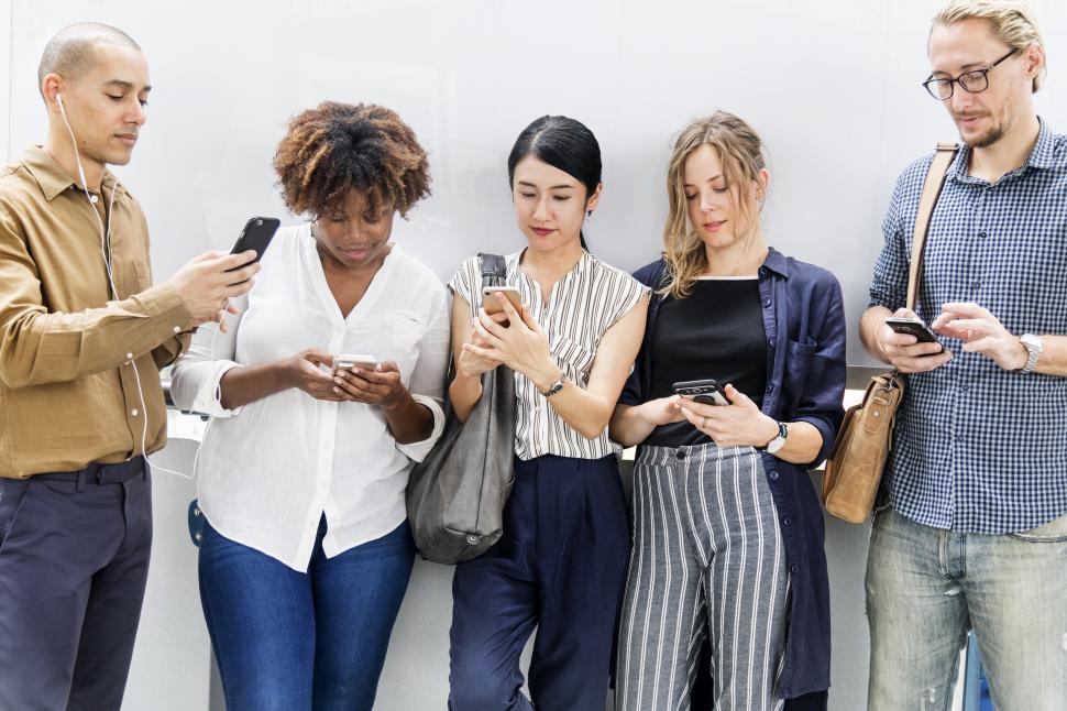 Free Image of Everyone is on their phones 