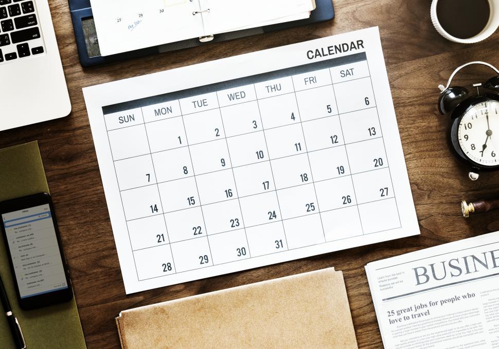 Free Image of Flat lay of a calendar on the table 