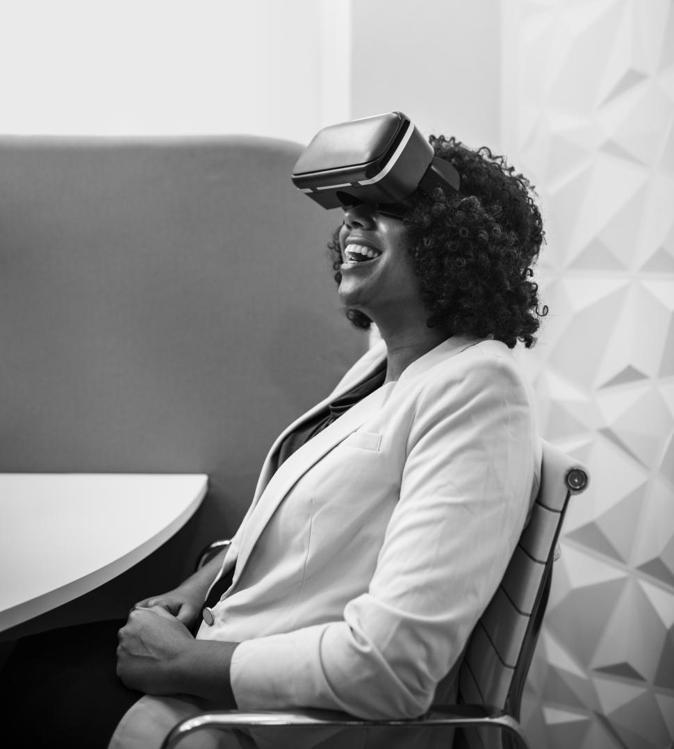 Free Image of Virtual reality headset experience 