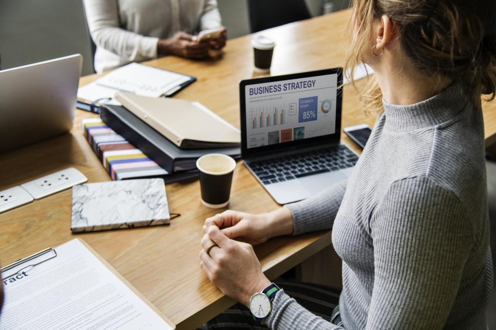 Free Image of Two colleagues in the office 