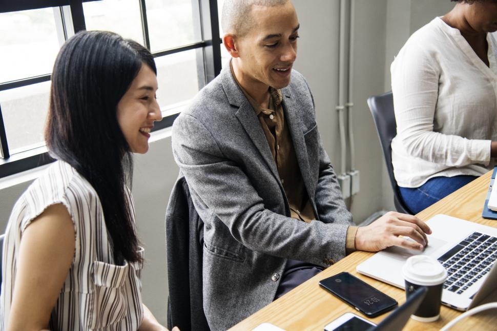 Free Image of Colleagues working together in the office 
