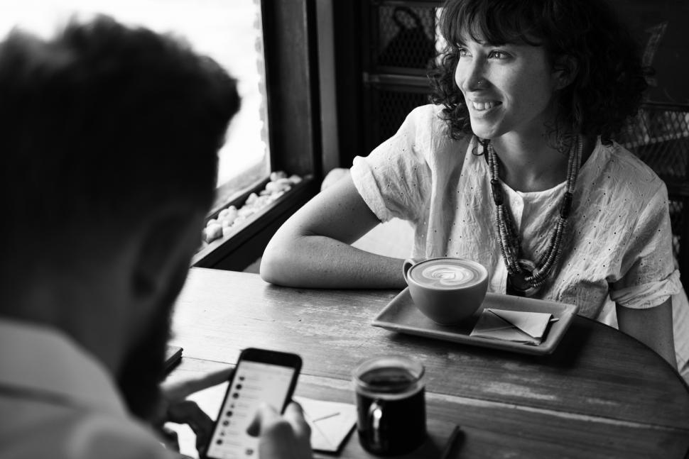 Free Image of A man and a woman at a restaurant table 