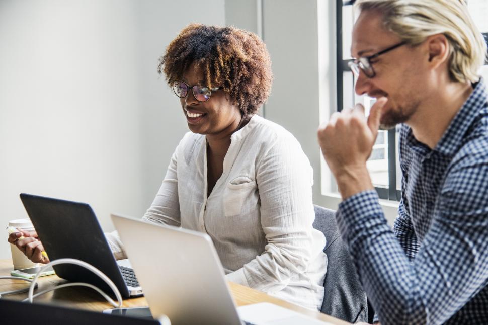 Free Image of Two colleagues in the office working together 