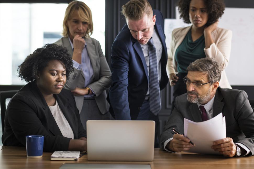Free Image of Colleagues looking at laptop screen in the office 