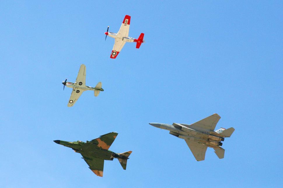 Free Image of Planes in formation 