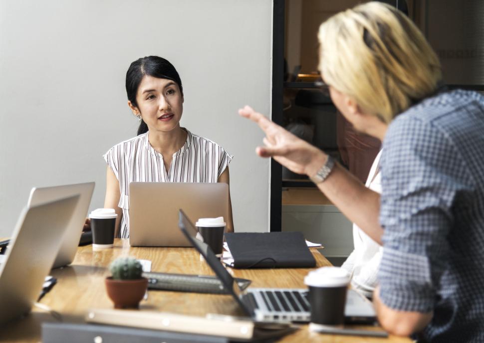 Free Image of Two colleagues in discussions at the office 