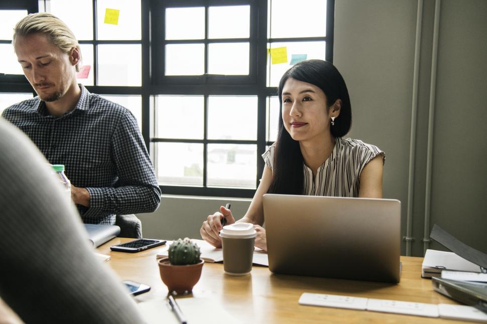 Free Image of Two colleagues in the office at shared work table 