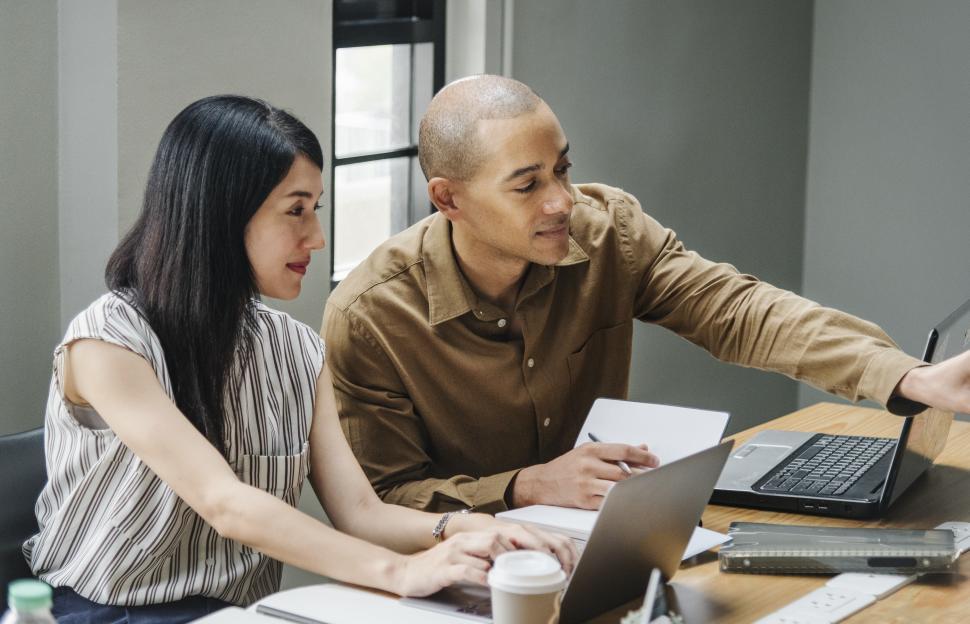 Free Image of Two colleagues in the office sharing ideas 