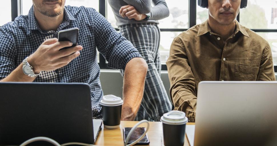 Free Image of Colleagues in crowded office situation 