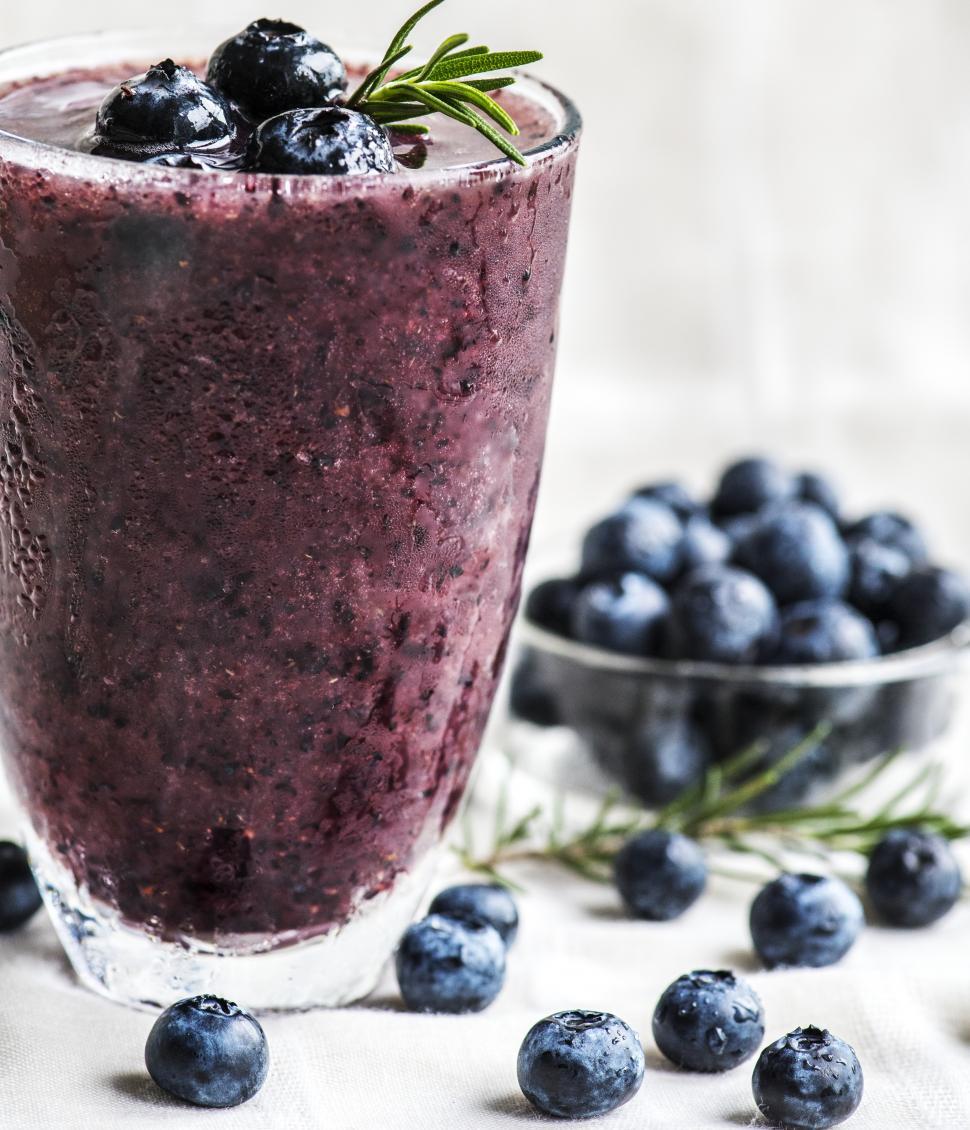 Free Image of Close up of a glass of blueberry smoothie 