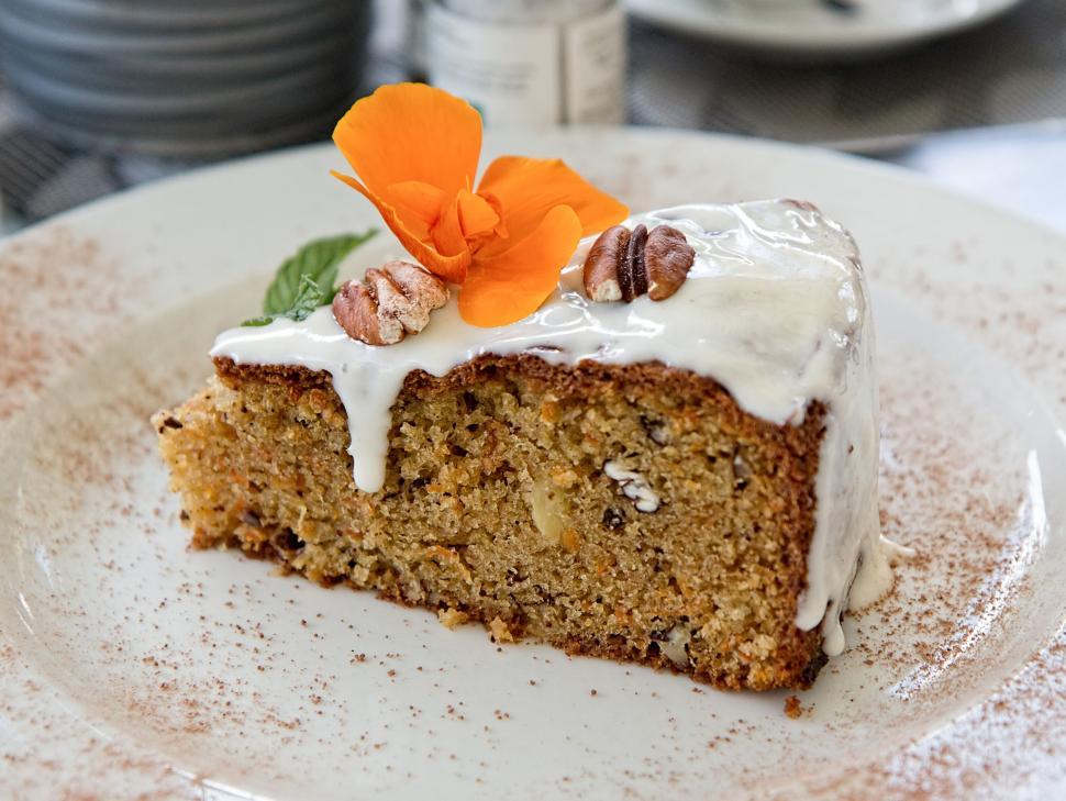 Free Image of A Piece of Cake on a White Plate 