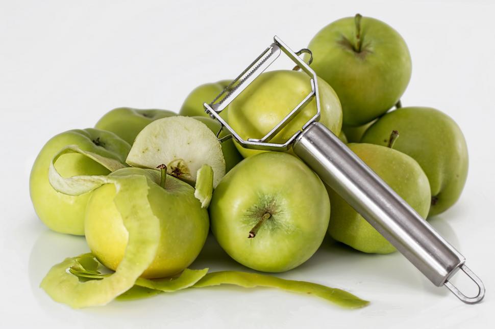 Free Image of A Bunch of Green Apples Arranged Neatly 