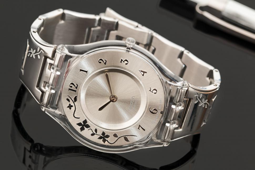 Free Image of Watch and Pen on Table 
