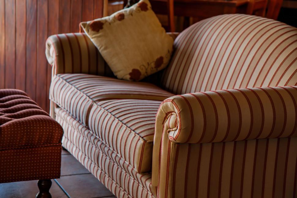 Free Image of Sofa in Room  