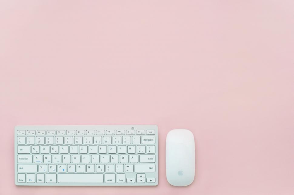 Free Image of Overhead view of keyboard and mouse - Copy space  