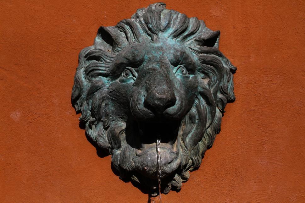 Free Image of Metal Lion Artpiece  