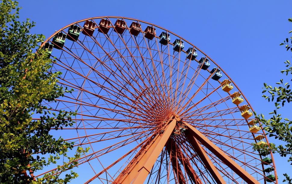 Free Image of Ferris Wheel and sky  