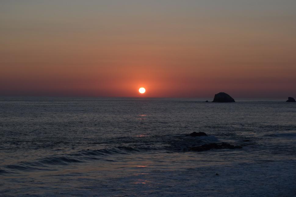 Free Image of Sunset going down over beach  