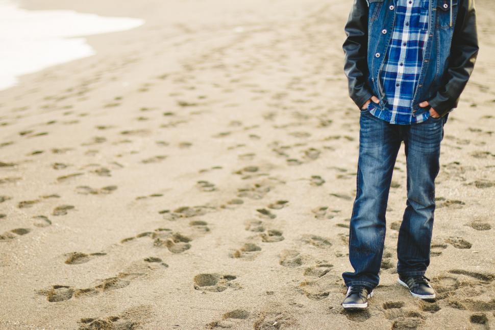 Free Image of Steps on beach sand  