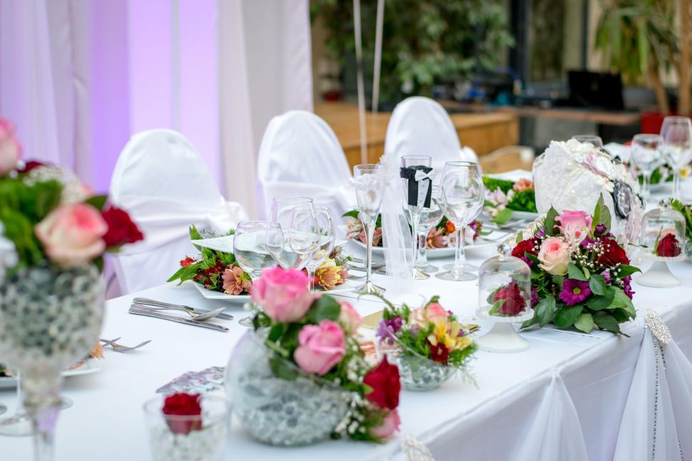 Free Image of Wine Glasses with flowers  
