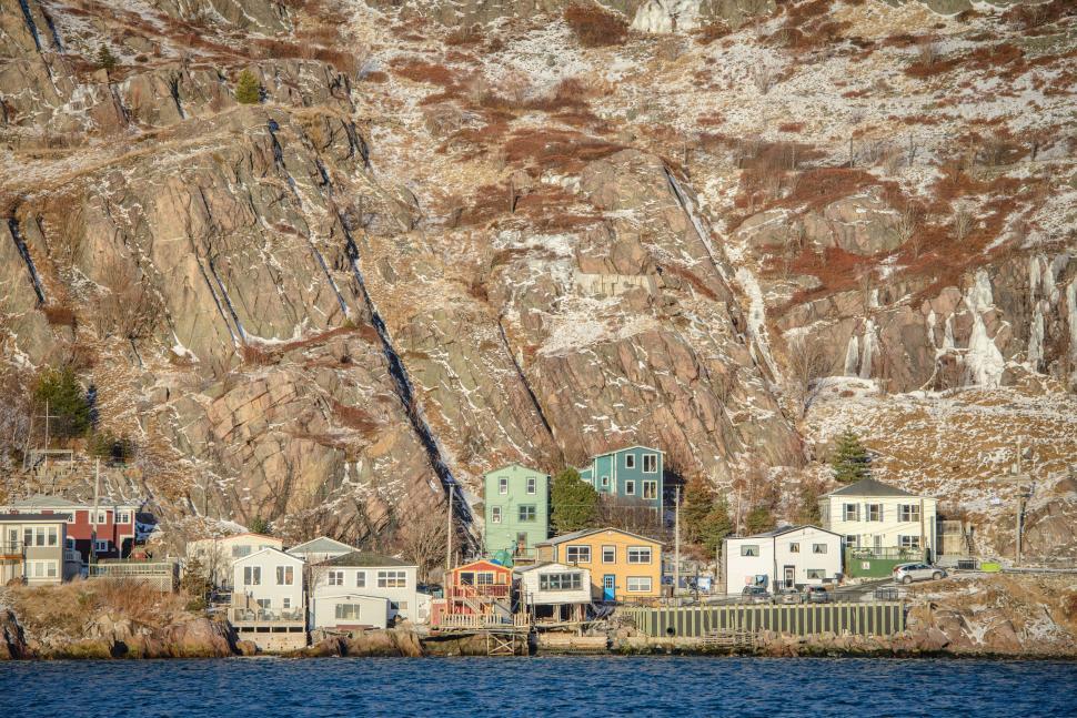 Free Image of Saltbox houses with rock mountain in the background  
