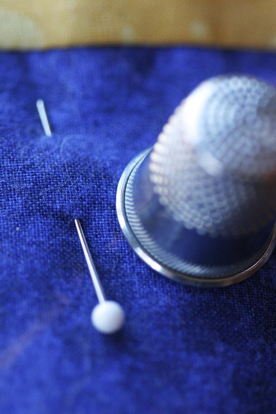Free Image of Needle and Thimble 
