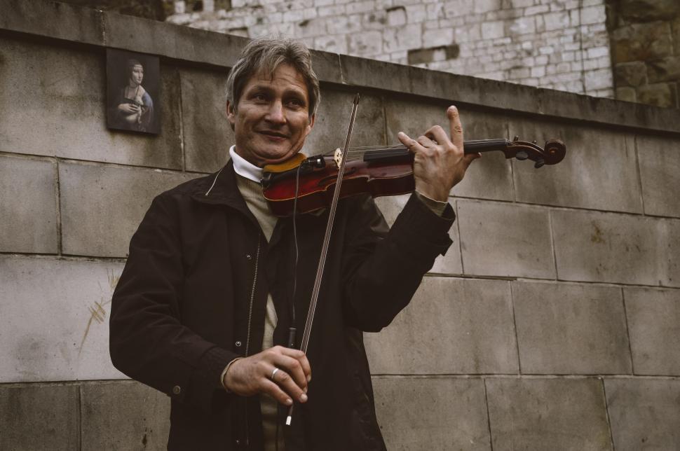 Free Image of Street performer: violinist 