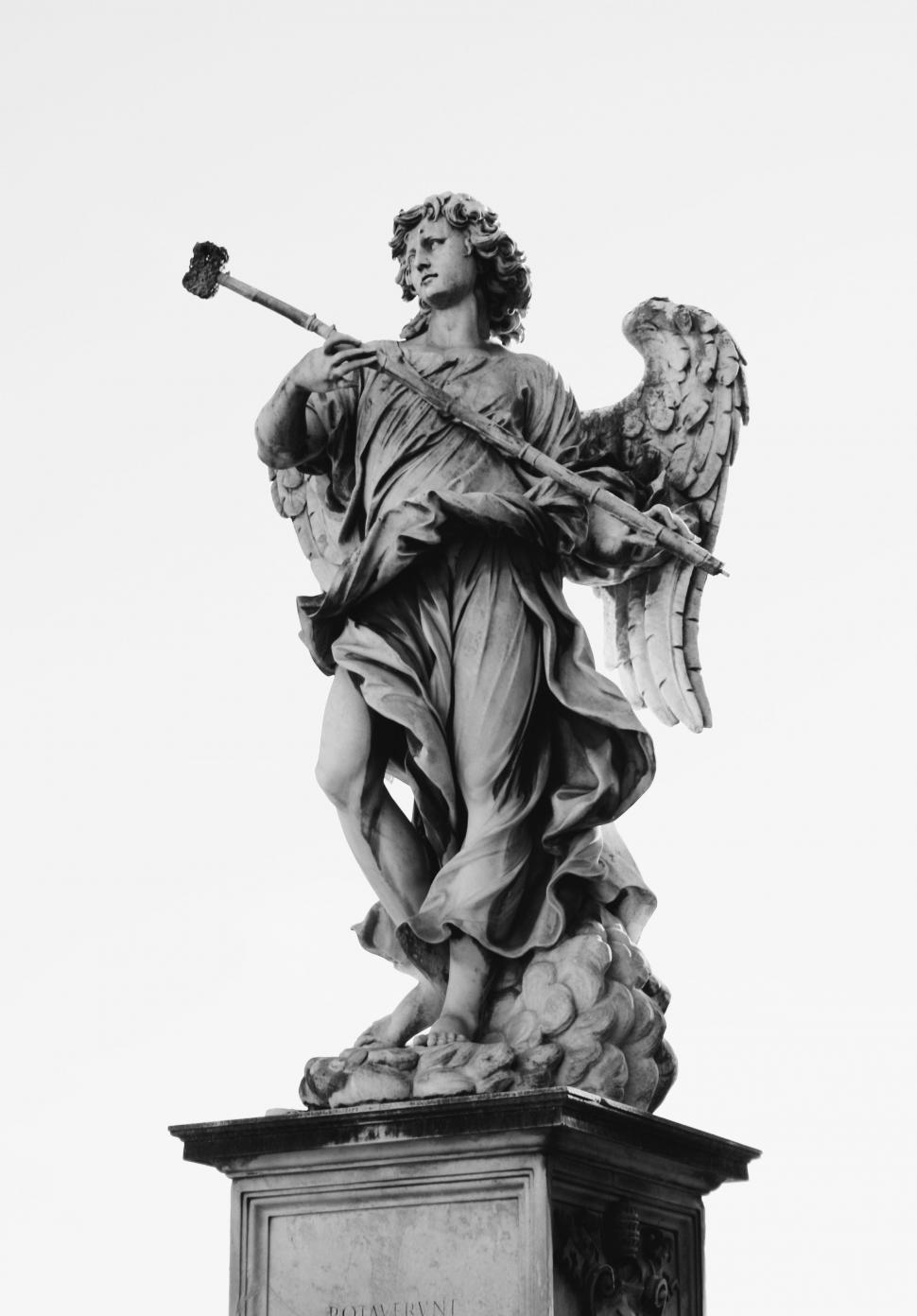 Free Image of Angel with hammer  
