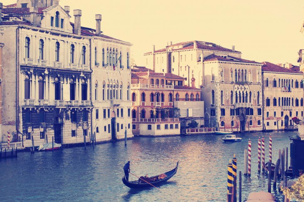 Free Image of Gandola in Venice  