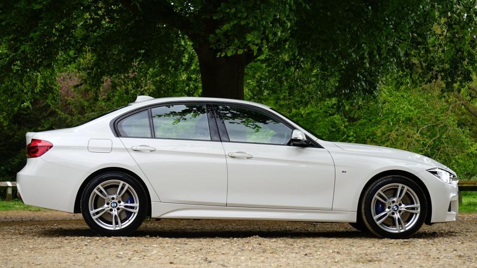 Free Image of White Car  