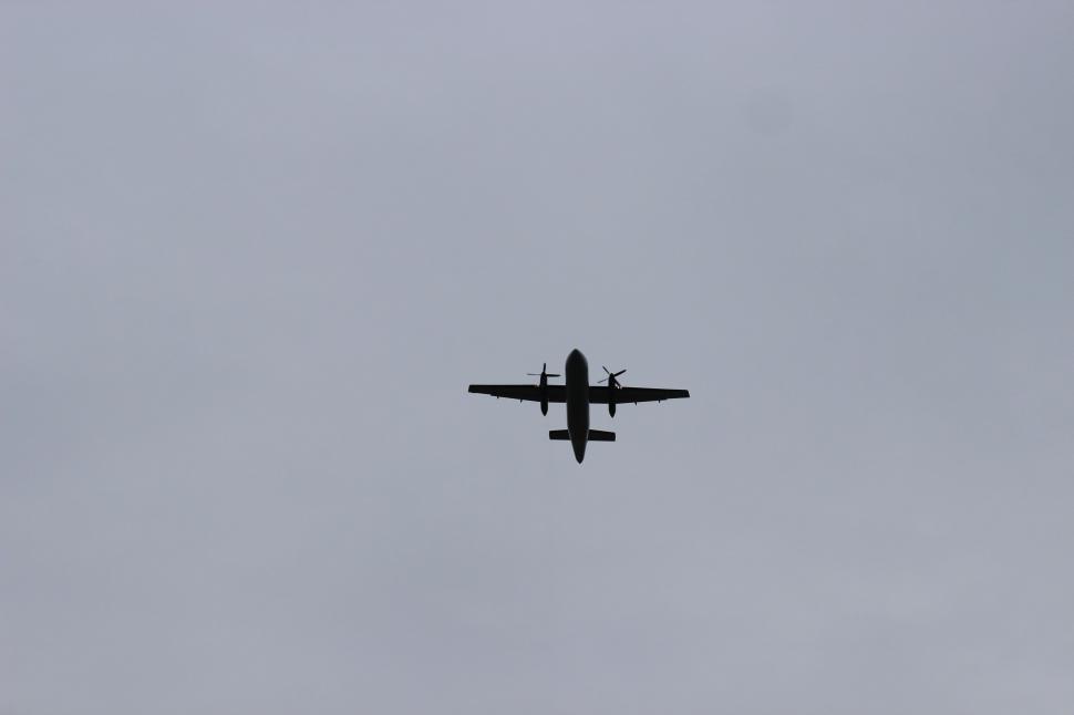 Free Image of Airplane in sky  