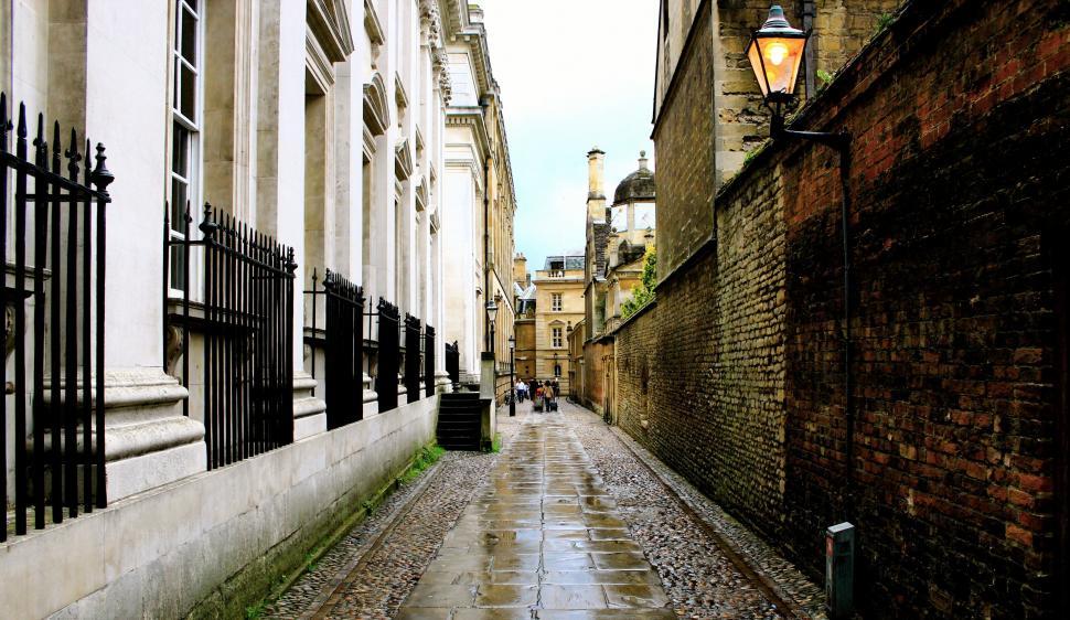 Free Image of City Alley  