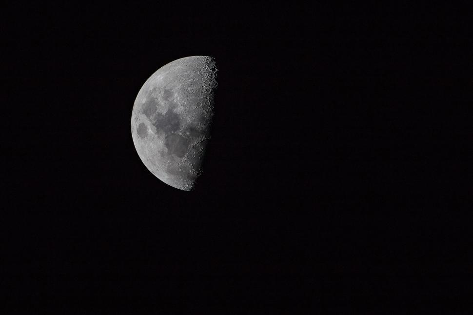 Free Image of Half Moon  
