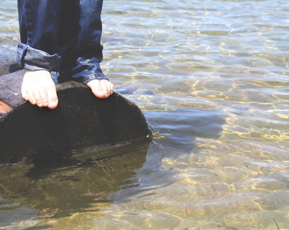 Free Image of Bare Feet by lake  