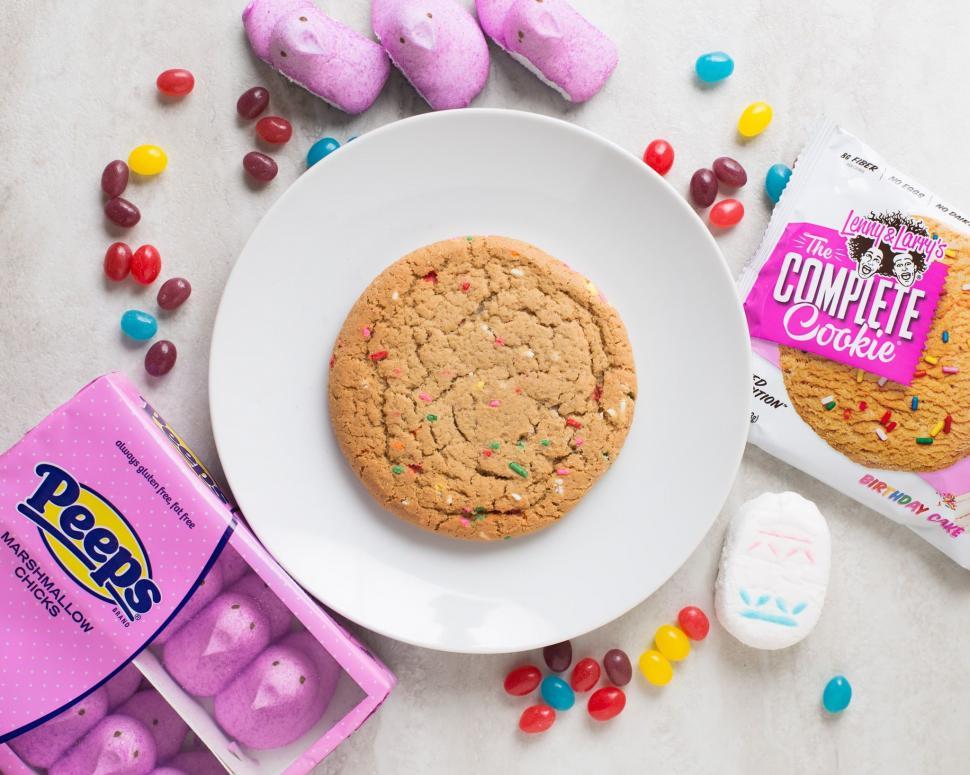 Free Image of Marshmallow chicks and cookie  