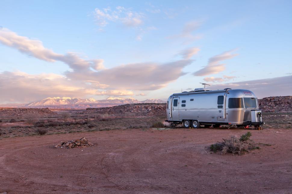 Free Image of Trailer in desert 