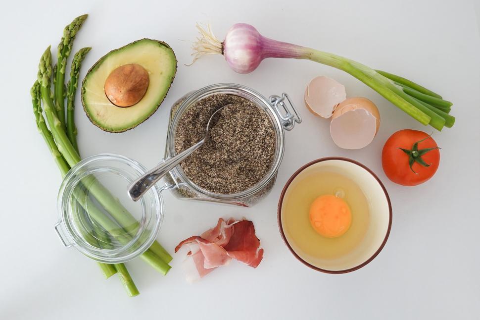 Free Image of Ingredients for scrambled egg with avocado and tomato 