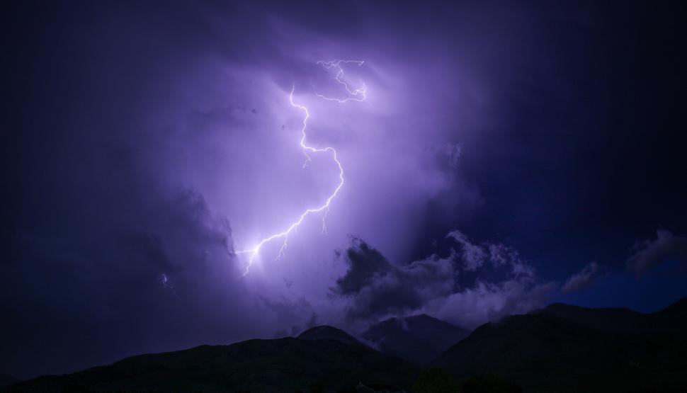 Free Image of lighting in sky 