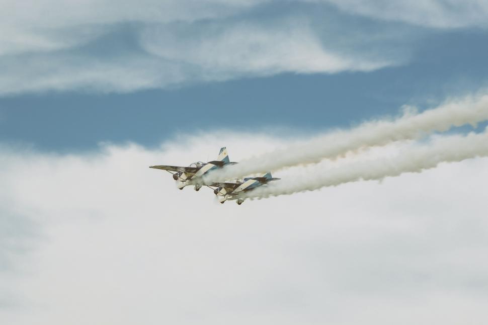 Free Image of Airplane smoke 