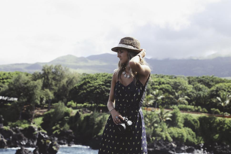 Free Image of Woman in hat with camera  