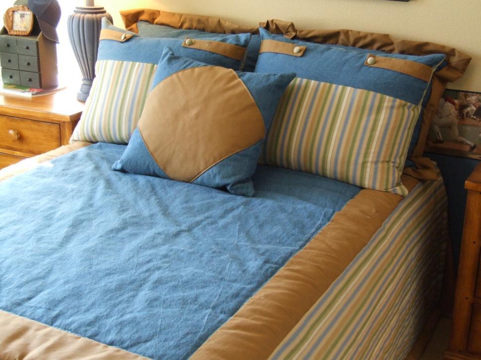 Free Image of Bedrooms 