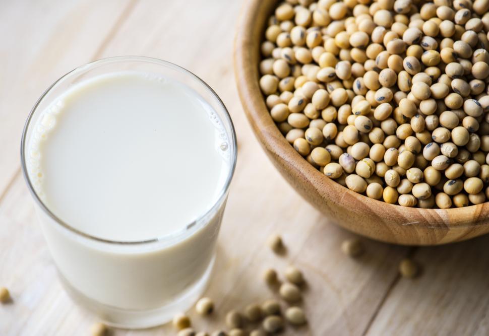 Free Image of A glass of soy milk alongside a bowl of soybeans 