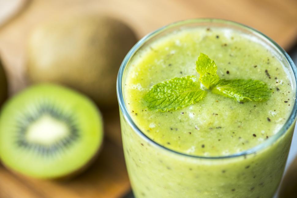 Free Image of Close up of a glass of kiwi smoothie with mint 