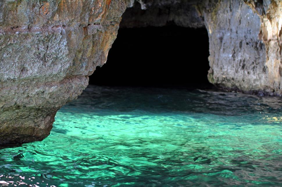 Free Image of Big sea cave 