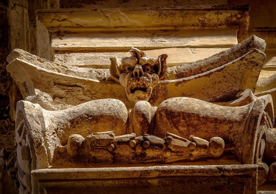 Free Image of Italian Vampire Sculpture  