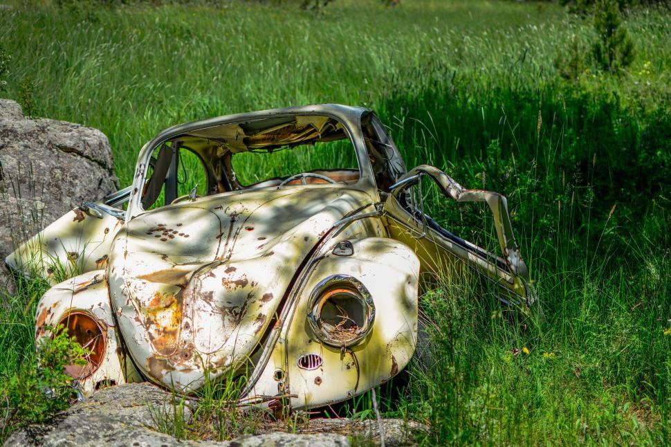 Free Image of Abandoned Car 